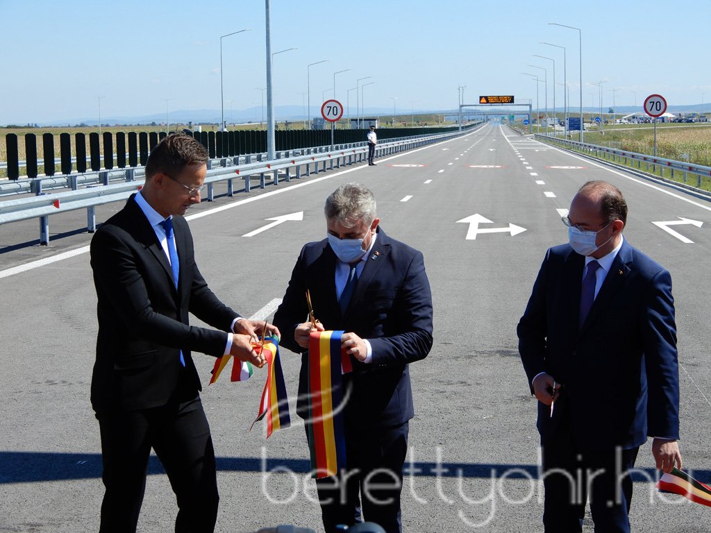 Átadták az M4-es autópálya Ártándig tartó szakaszát25